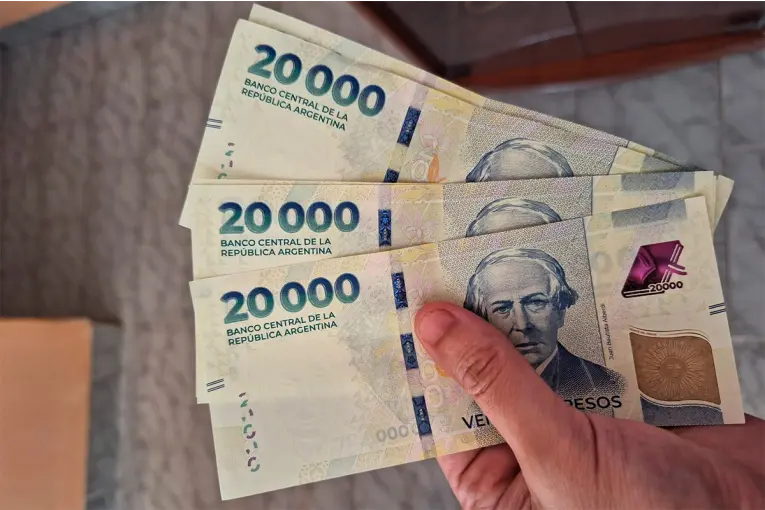 El Gobierno importará 400 millones de billetes de $20.000 desde China