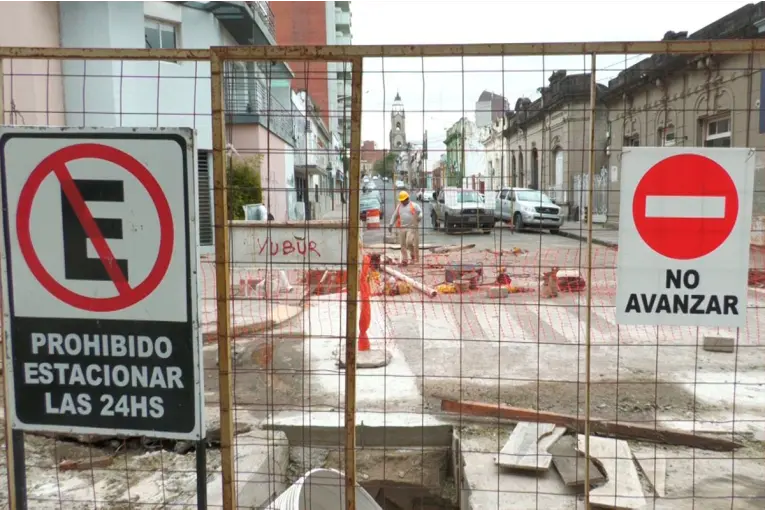 Quejas de vecinos por demora en obra que ejecuta Provincia en el centro de Paraná, generó una reunión y buscan agiliz