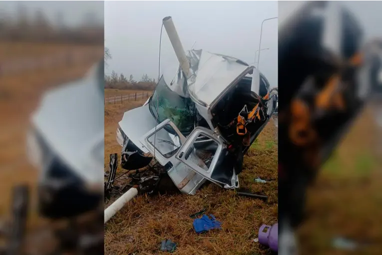 Despiste sobre la ruta 12: un muerto y dos heridos tras chocar contra una columna