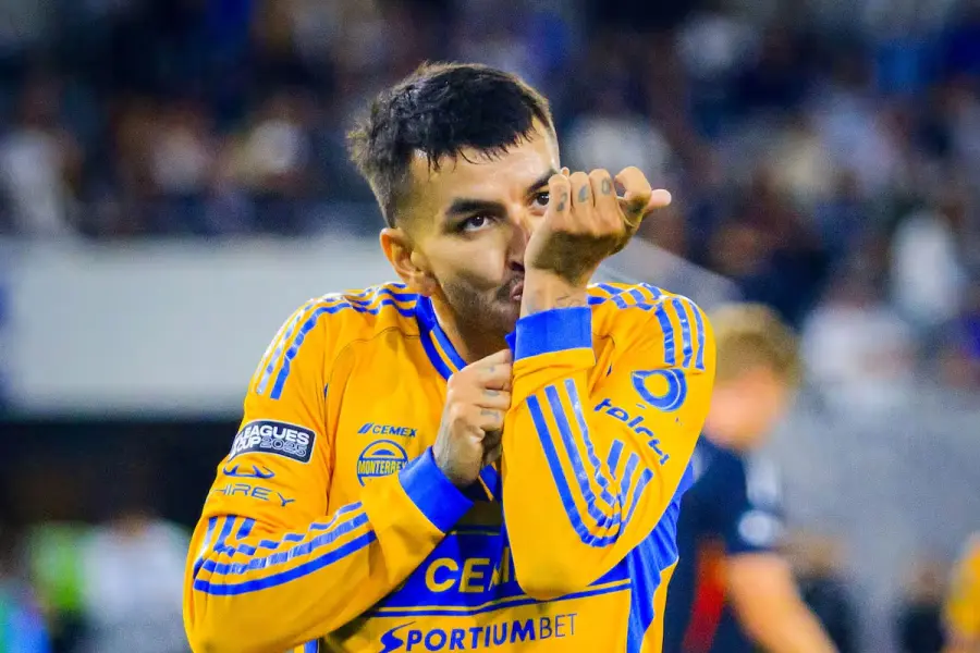 &Aacute;ngel Correa.