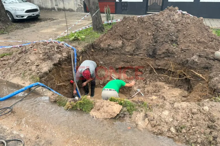 Reparan un caño en zona sur de Paraná y el servicio de agua comenzaría a normalizarse al mediodía