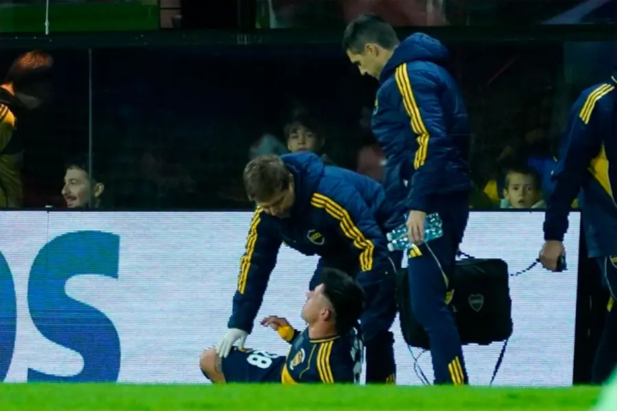 Un jugador que reciba atenci&oacute;n m&eacute;dica en el terreno de juego deber&aacute; permanecer un minuto fuera. Foto: (Clar&iacute;n)