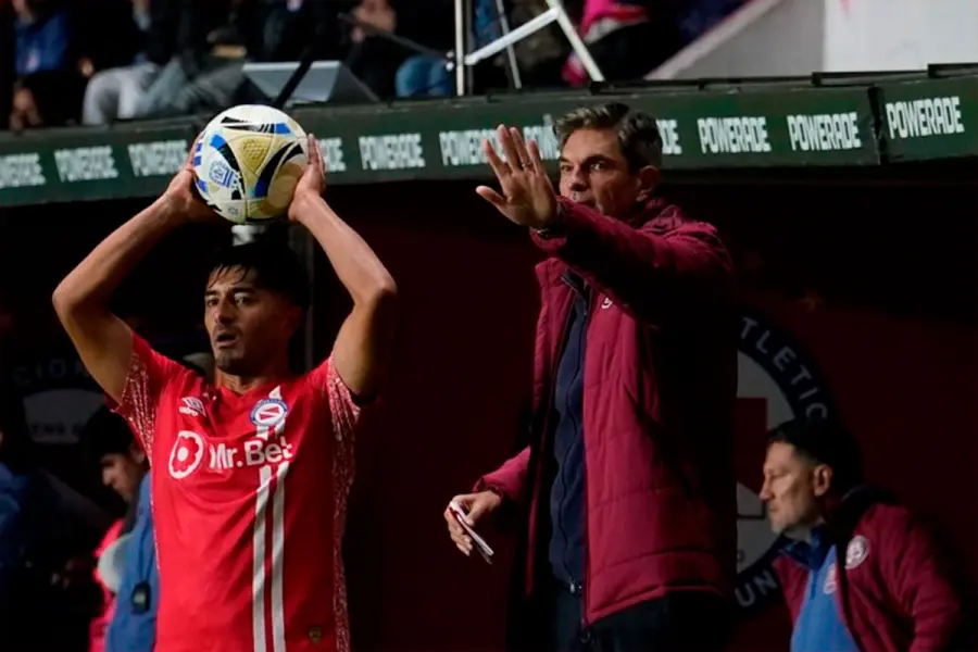 Los jugadores dispondr&aacute;n de solo cinco segundos para efectuar un saque lateral. Foto: (Clar&iacute;n).