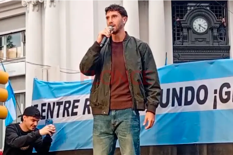Marcos Senesi se convirtió en padrino de una escuela entrerriana: "No nos esperábamos esta oportunidad"