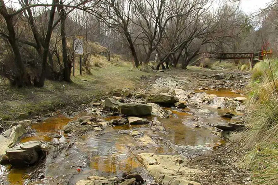 El arroyo donde saca el oro de La Carolina.