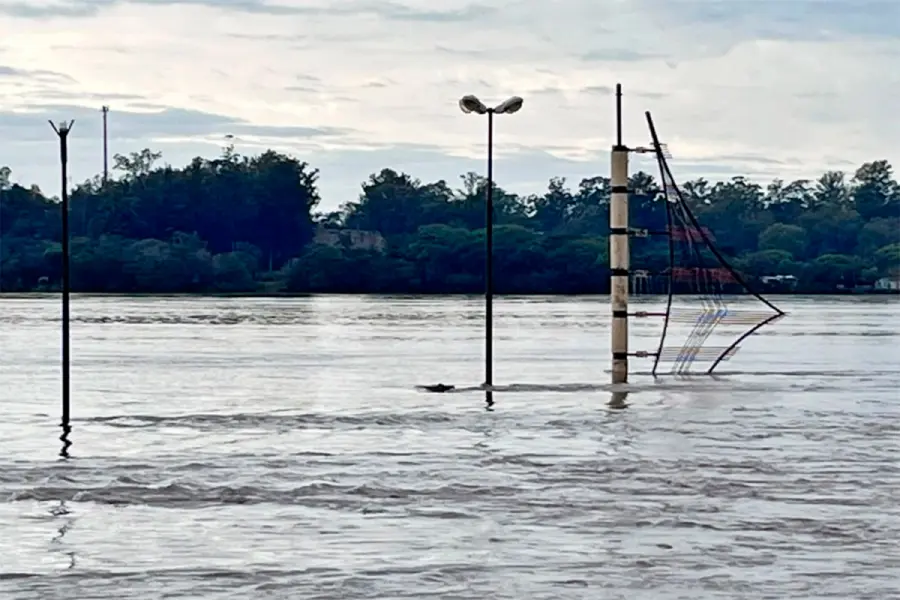 El r&iacute;o Uruguay sigue creciendo en Concordia (fuente Diario R&iacute;o Uruguay)