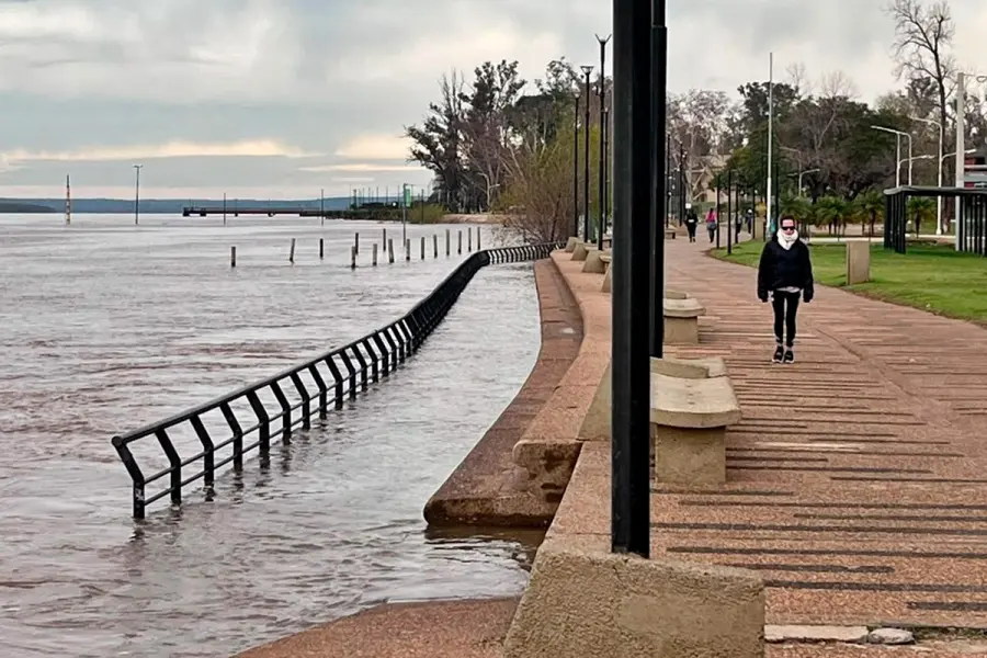 El r&iacute;o Uruguay sigue creciendo en Concordia (fuente Diario R&iacute;o Uruguay)