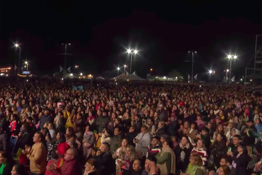 El p&uacute;blico disfruta del show de Luciano Pereyra en la segunda noche de la Fiesta Nacional de la Colonizaci&oacute;n. Cr&eacute;ditos: DP Televisi&oacute;n