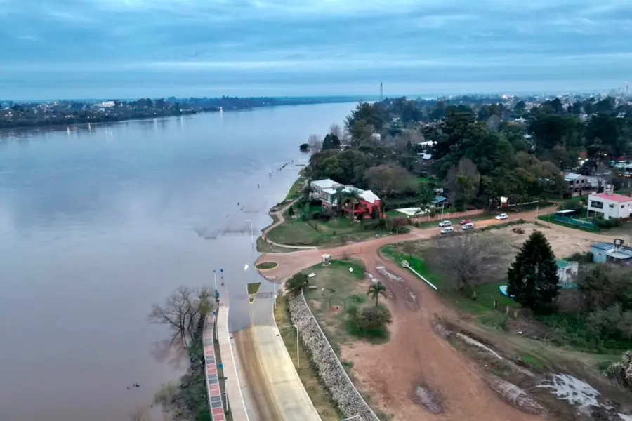 Esquina de la calle N&eacute;stor Garat y el r&iacute;o Uruguay (foto Diario R&iacute;o Uruguay)