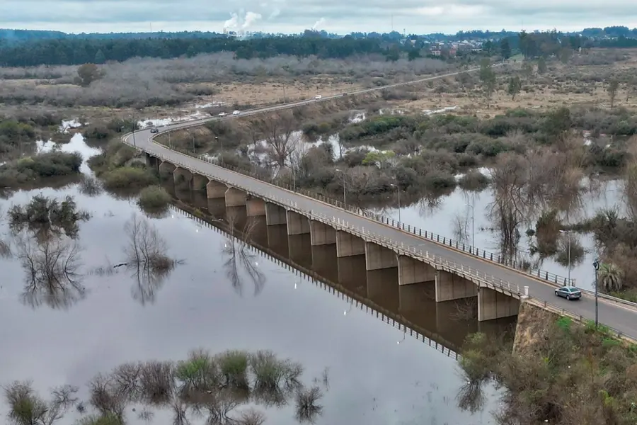 El arroyo Yuquer&iacute; Grande se encuentra desbordado a la altura del Puente Alvear (foto Diario R&iacute;o Uruguay)