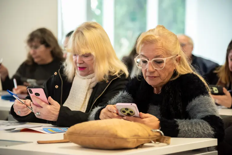 Personas mayores ya pueden anotarse para la capacitación en el uso de herramientas digitales