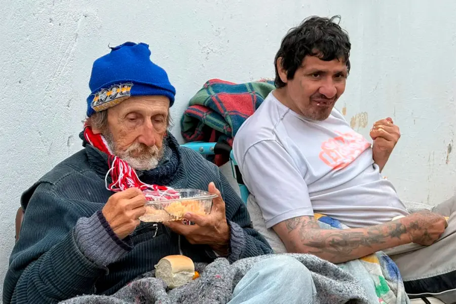 Vecinos llevaron comida a los alojados mientras esperaban asistencia.