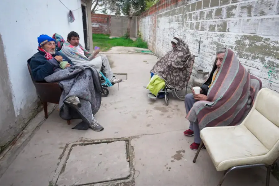 Residentes del hogar clandestino en Santa Fe (foto Aire de Santa Fe)