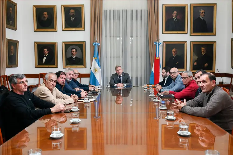 Frigerio recibió a los gremios de Granja Tres Arroyos y ratificó el acompañamiento a los trabajadores