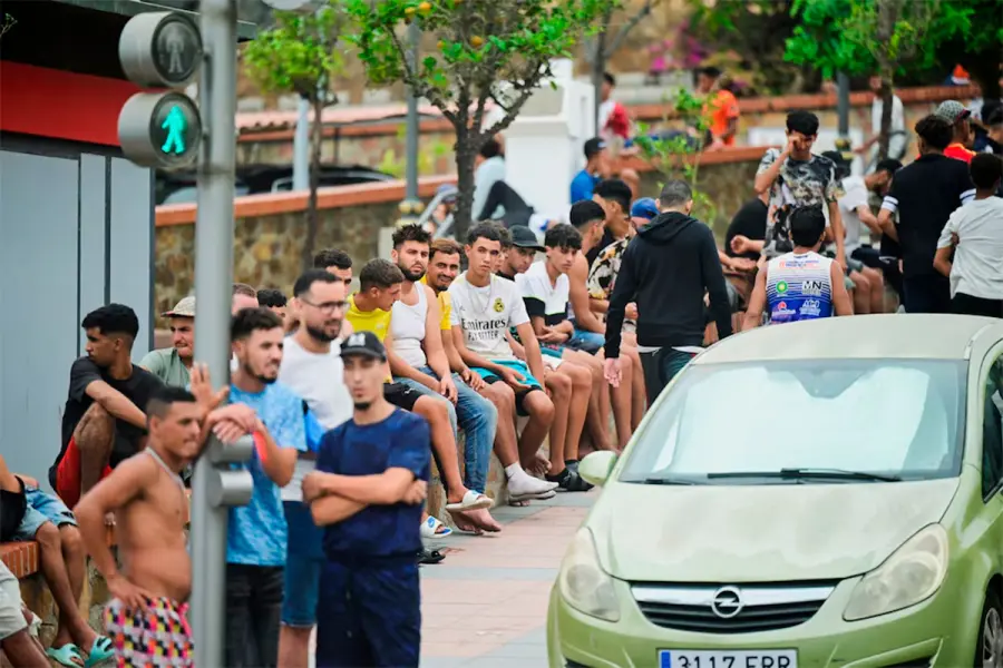 Migrantes se re&uacute;nen en el centro de Ceuta, Espa&ntilde;a, el 31 de julio de 2026, mientras otros cruzan hacia Ceuta por mar y tierra (foto: Reuters)