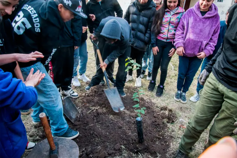 Plantaron árboles en la escuela Soler que fueron entregados por la comuna