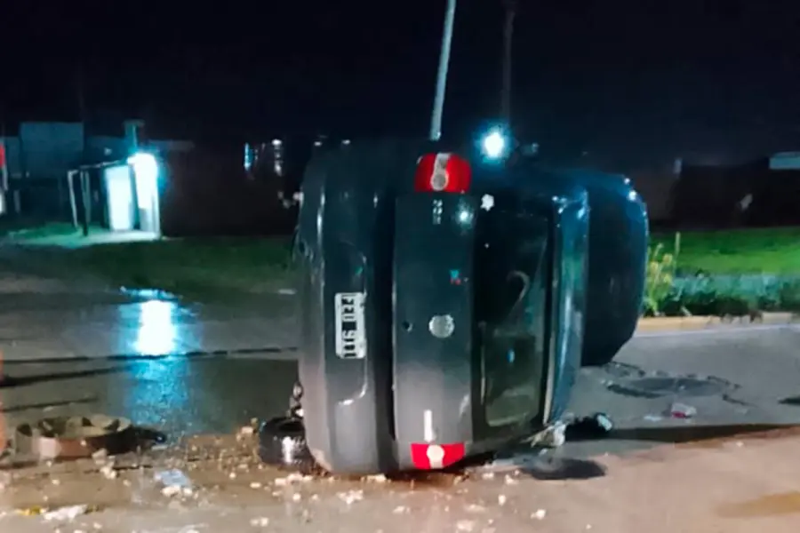 Vuelco durante el temporal en Viale (foto Polic&iacute;a de Entre R&iacute;os)