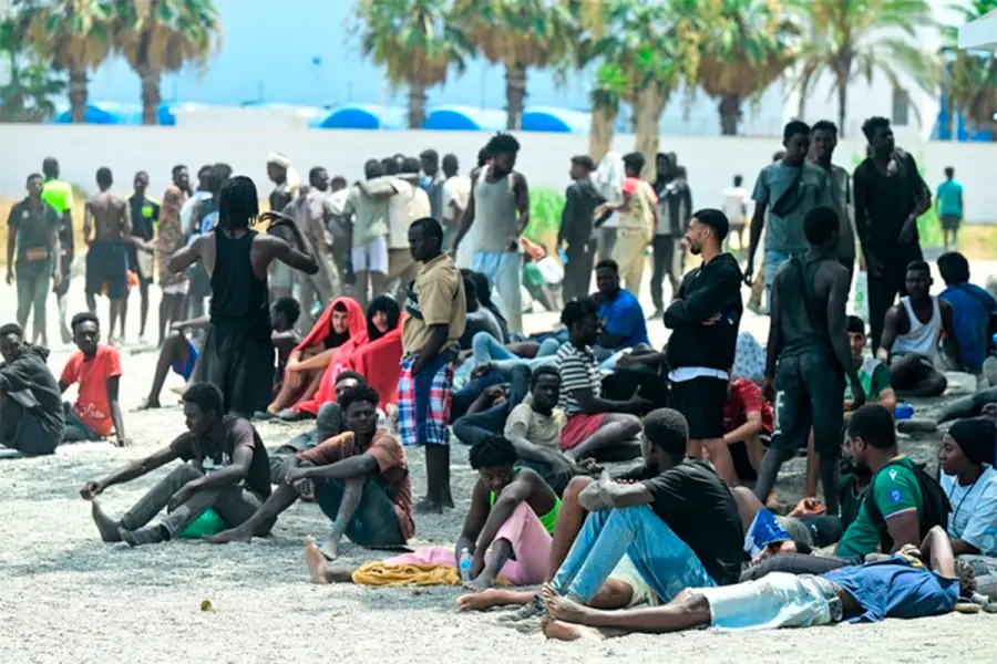 Los migrantes se re&uacute;nen en la Playa del Trampol&iacute;n mientras esperan para ingresar al Centro de Estancia Temporal de Inmigrantes (CETI), tras las cruces masivas de migrantes a pie y por mar desde Marruecos hacia territorio espa&ntilde;ol (foto Reunters)