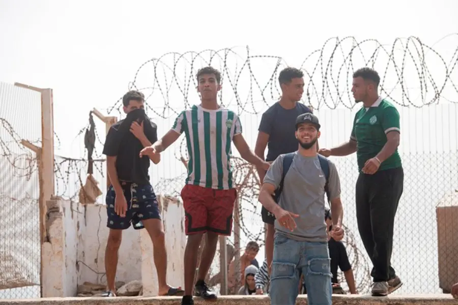Un grupo de migrantes indocumentados que regresaron del enclave espa&ntilde;ol de Ceuta se re&uacute;ne en el paso fronterizo de Bab Sebta, cerca de Fnideq (Marruecos) (foto EFE)