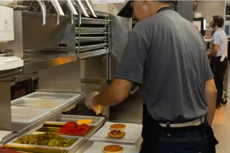 Los empleados de comida rápida cobran con aumento: los montos de octubre por categoría