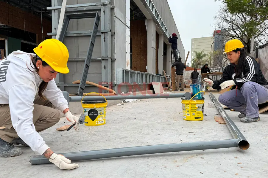 Mujeres trabajan en la construcci&oacute;n del nuevo local de comidas r&aacute;pidas (foto Elonce)