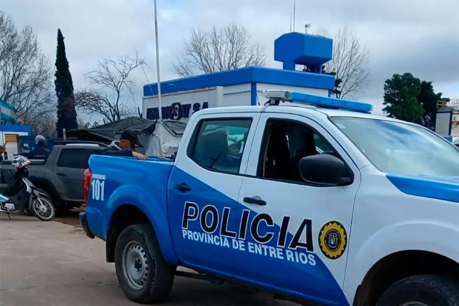 Presencia policial frente a Unionbat (foto La Regi&oacute;n)
