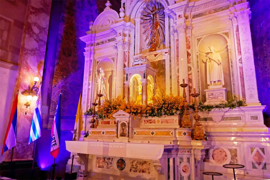Santuario de la Virgen de los Treinta y Tres, patrona de Uruguay.-