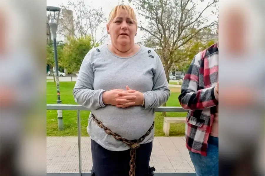 La mam&aacute; de Micaela Albornoz se encaden&oacute; este mi&eacute;rcoles en el frente del Centro de Justicia Penal de Rosario (foto Aire de Santa Fe)