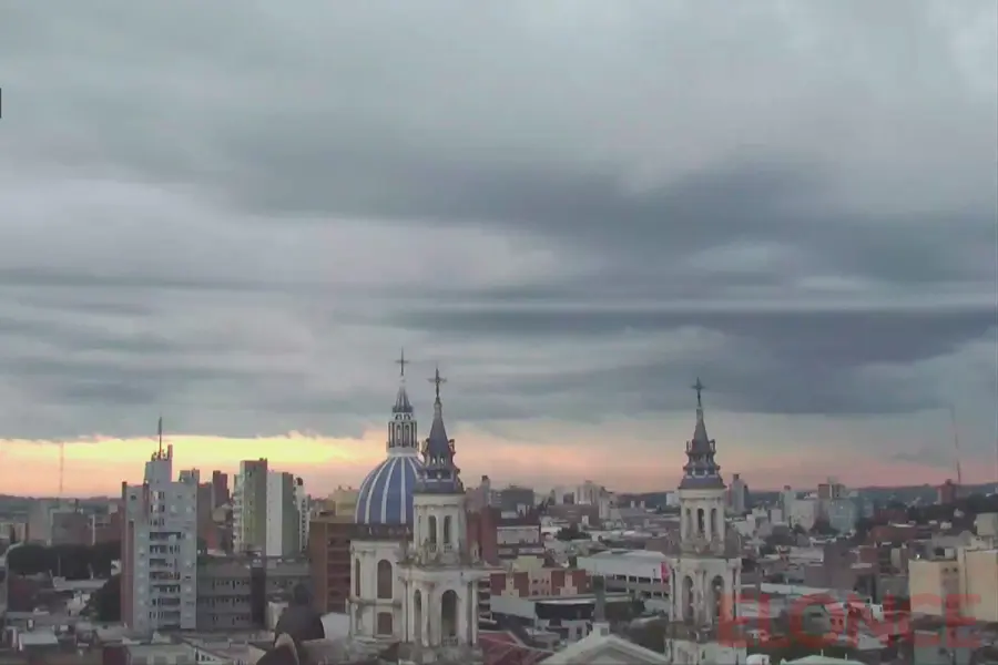 Avanza un frente de tormenta y cielo se hace de noche sobre Paran&aacute; (foto Elonce)