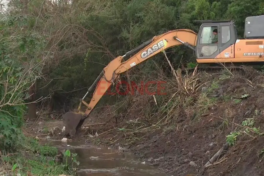 Intensifican la limpieza de arroyos en Paran&aacute; (foto Elonce)