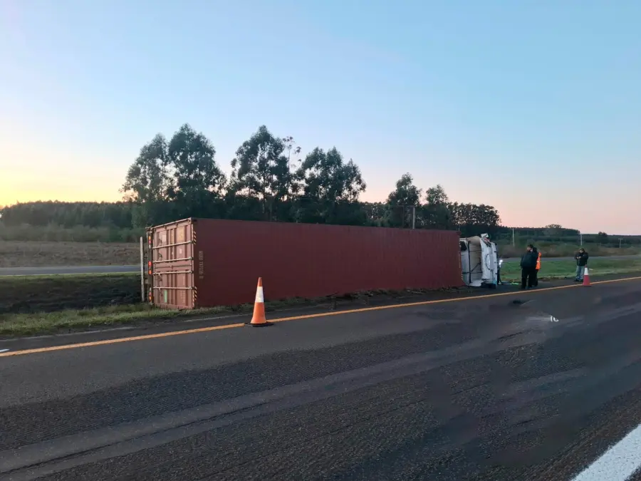 Vuelco de camión sobre Ruta 14 (foto Policía de Entre Ríos)