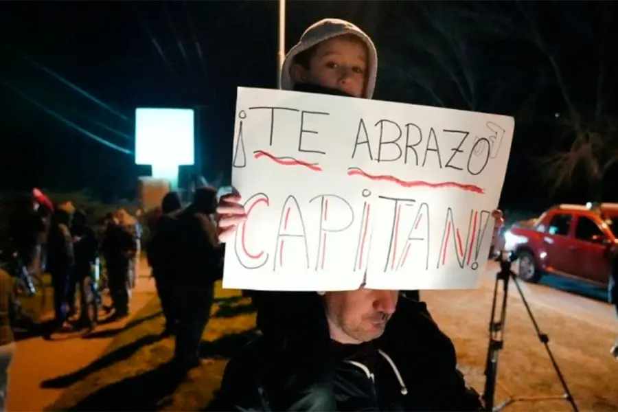 Algunas familias se acercaron a las inmediaciones del aeropuerto de Rosario (foto Rosario3)
