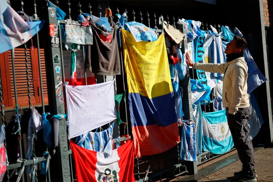 As&iacute; qued&oacute; el altar que los fan&aacute;ticos crearon en memoria de Jorge Messi (foto Reuters)