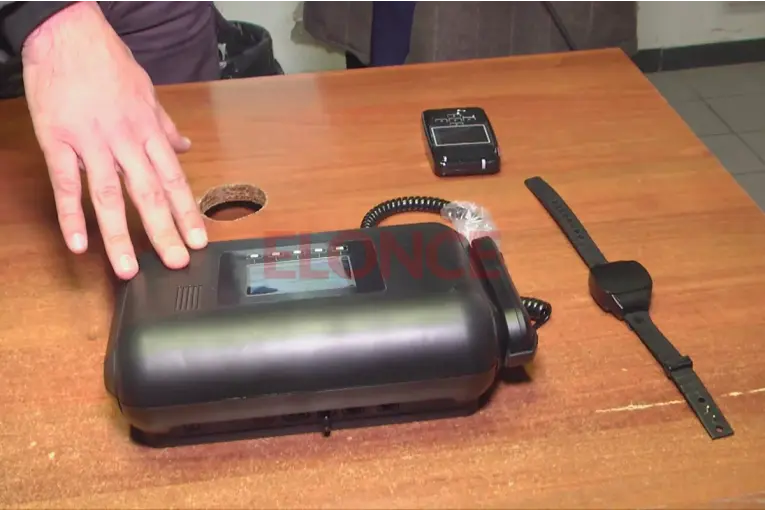 Crearon un programa para ampliar el uso de tobilleras electrónicas en causas penales