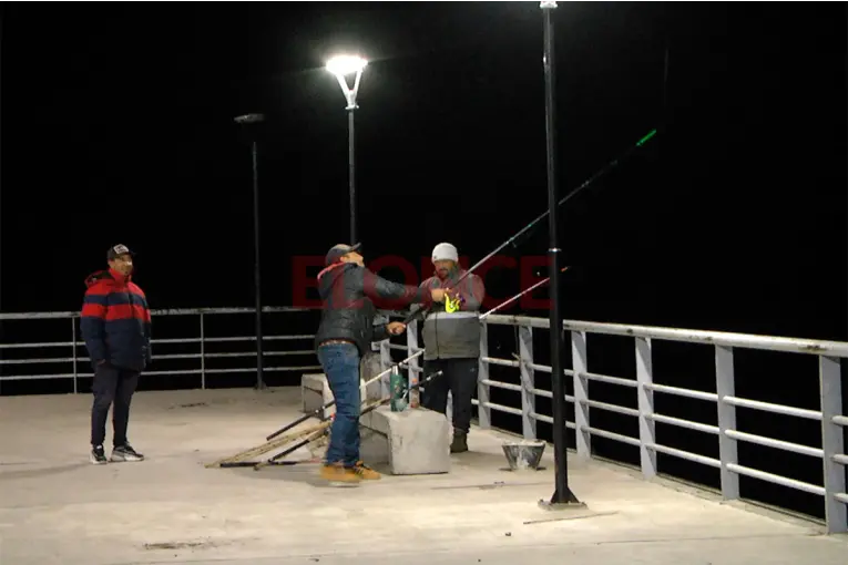 Pesca a pesar del frío: una alternativa para despejarse junto al río Paraná