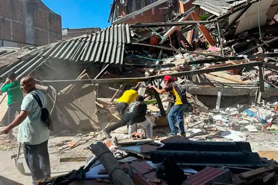 Las personas buscan familiares en las viviendas derrumbadas. (Getty Images)