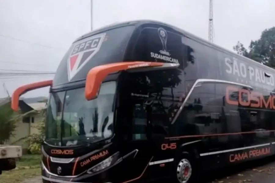 El colectivo ya estaba decorado con el logo del club.