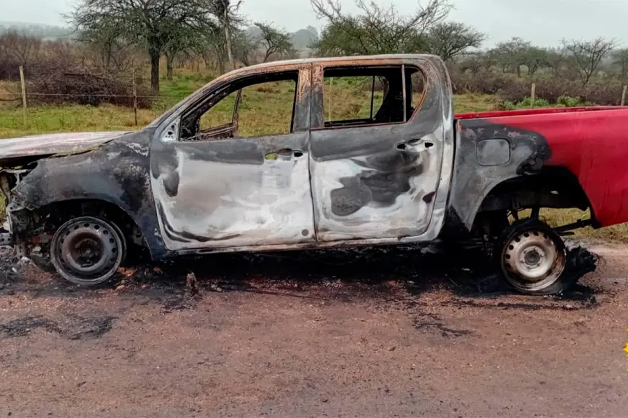 La camioneta incendiada tras violento asalto en un establecimiento rural