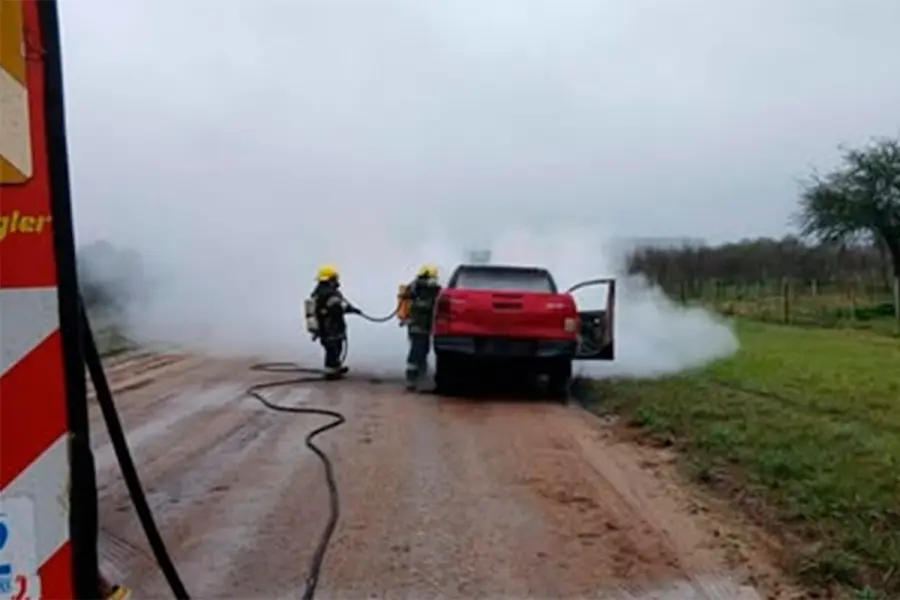 La camioneta incendiada tras violento asalto en un establecimiento rural (foto Tal Cual)