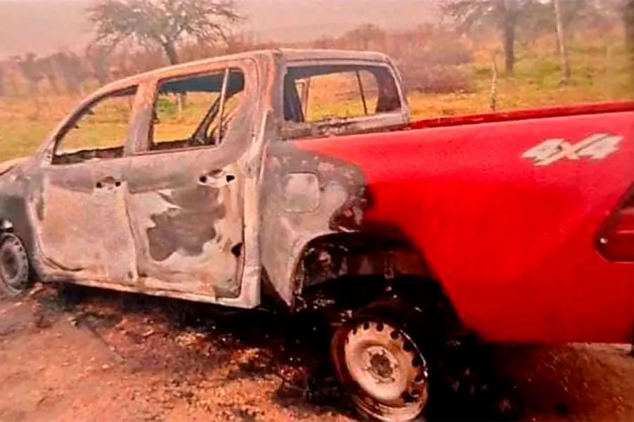 La camioneta incendiada tras violento asalto en un establecimiento rural (foto Chajarí al día)