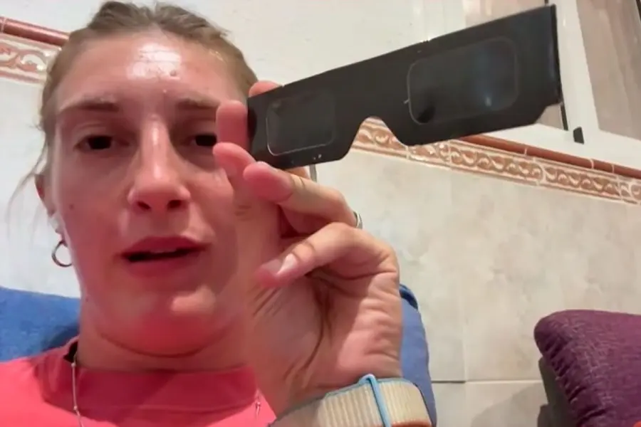 Malvina mostr&oacute; los lentes que us&oacute; para ver el eclipse.