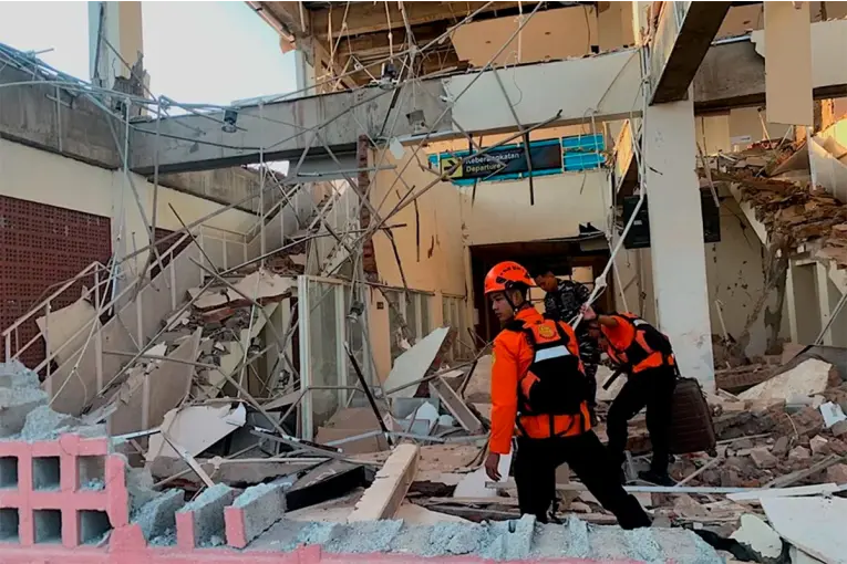 Terremoto en Indonesia dejó al menos 38 muertos y unos 2.000 evacuados: imágenes del desastre