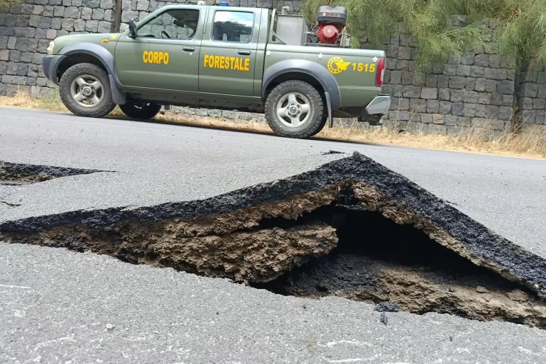 Sismo de 3,9 provocó daños en una región de Italia: hubo deformaciones en rutas y desprendimiento de material