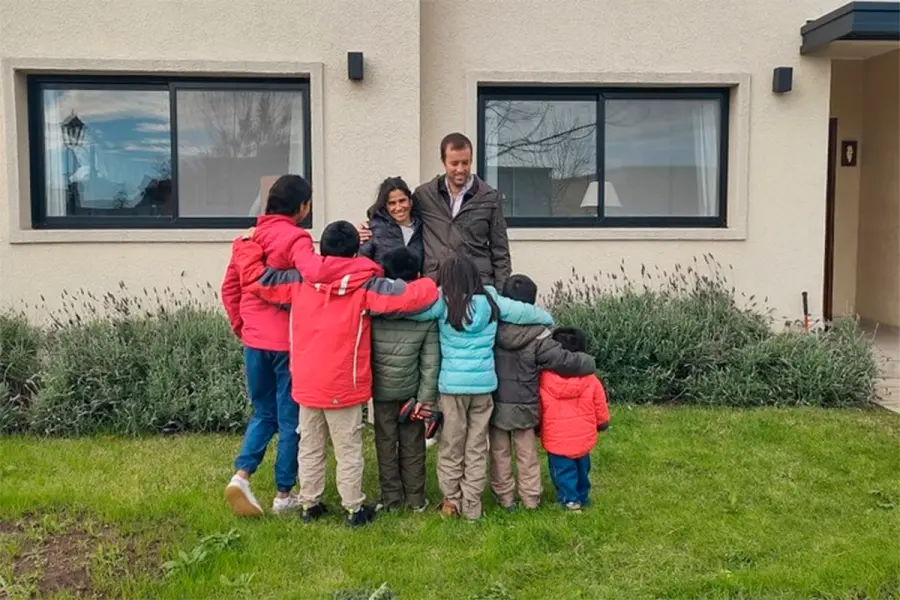 La historia de los seis hermanitos que pelearon para que no los separaran y lograron tener una nueva familia