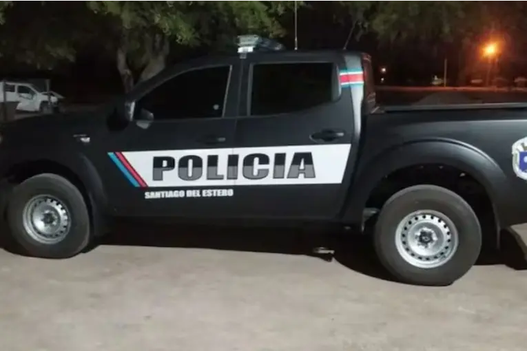Sacerdote embistió a dos jóvenes y huyó: fue identificado por un rosario en su camioneta