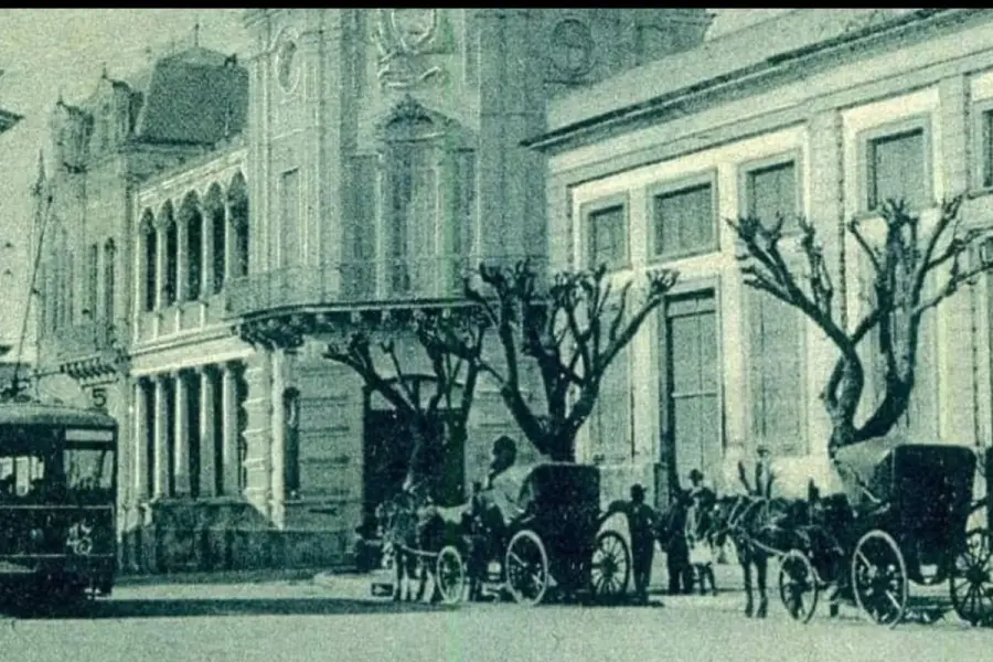 1926 , detr&aacute;s la vieja Casa De Gobierno, luego Colegio Normal .