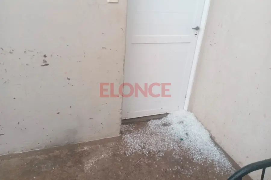 La granizada en el ingreso a una vivienda de Aranguren (foto Elonce)