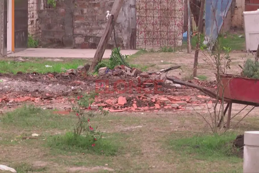 Demolieron una construcci&oacute;n irregular en terreno municipal (foto Elonce)