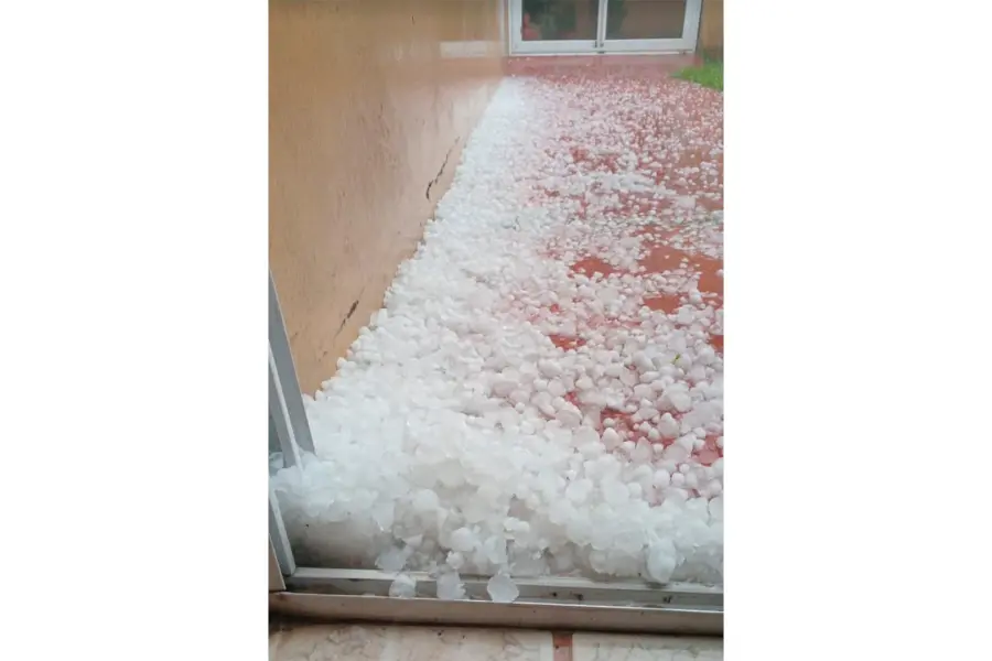 La granizada en el ingreso a una vivienda de Aranguren (foto Elonce)