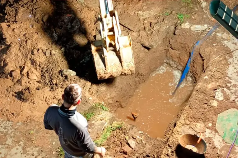 Intervención en la red de agua potable afecta el suministro en varios barrios de la zona este